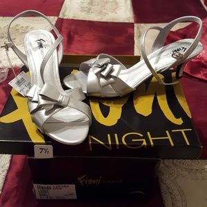Fioni Night silver strape shoe Size 7 1/2